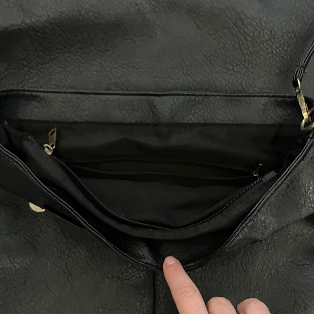 Black vegan leather bag with adjustable strap - Picture 5 of 6